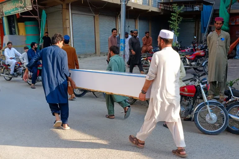 Suicide Bomb Attack Kills 27 at Pakistan Mosque