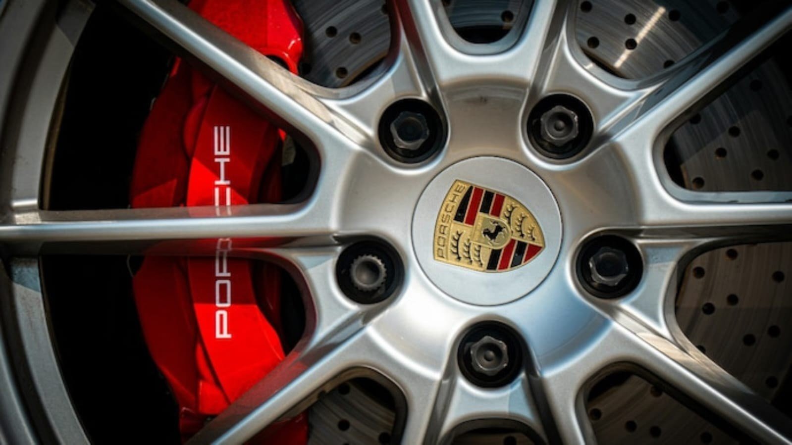 Porsche में 4,100 और नौकरियों पर छंटनी का खतरा