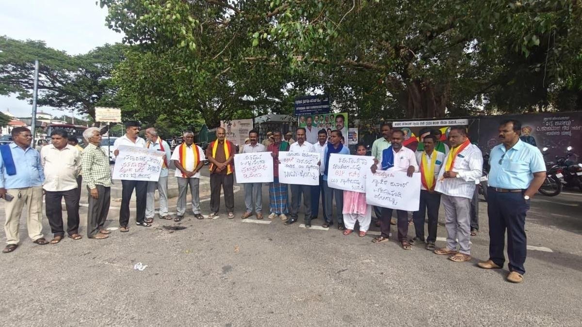 Mandya Protest Demands CEC Gyanesh Kumar’s Resignation, SC Urged to Act