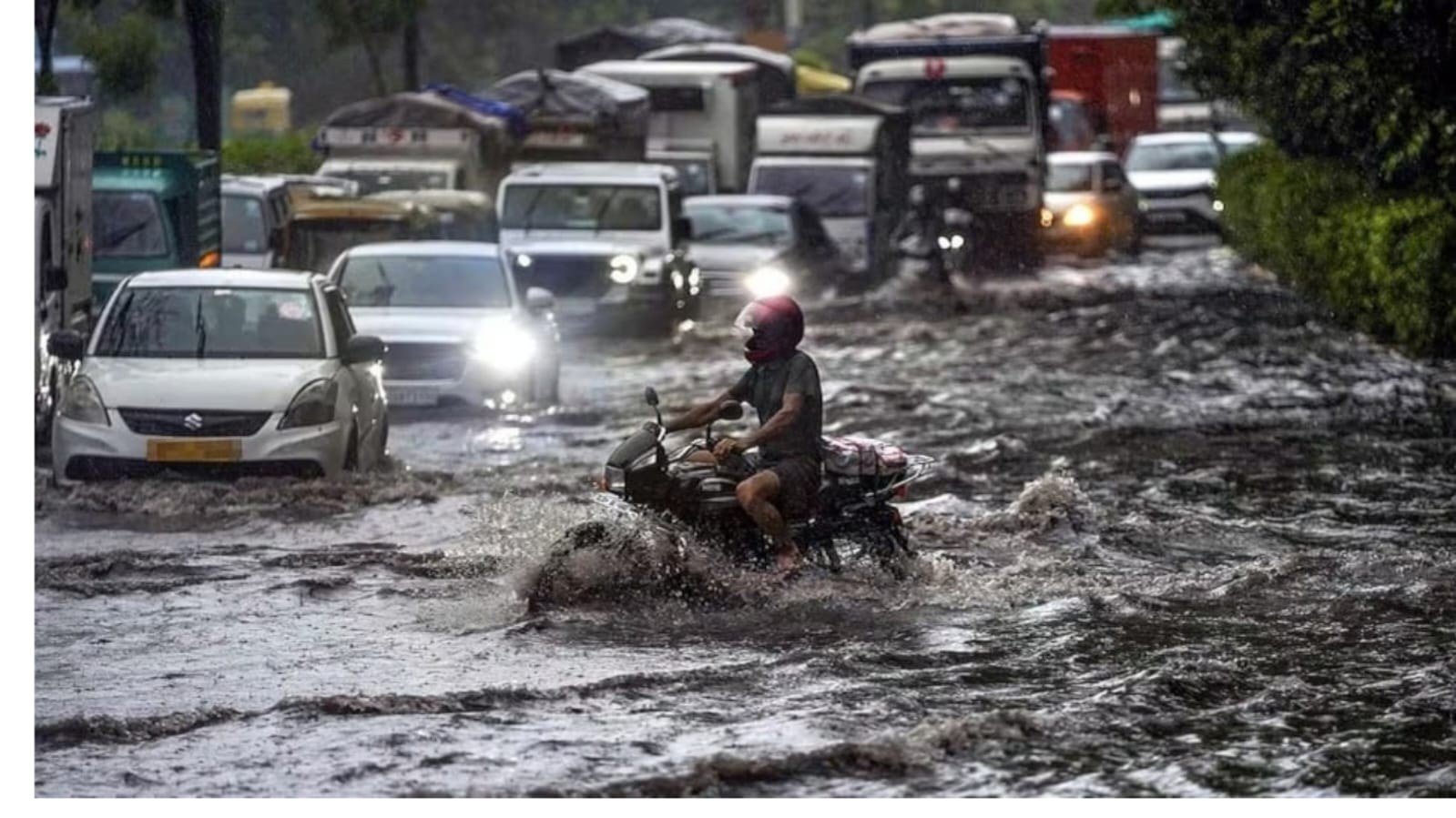 पहाड़ों से मैदान तक बारिश का तांडव! कई राज्यों में बाढ़ का खतरा