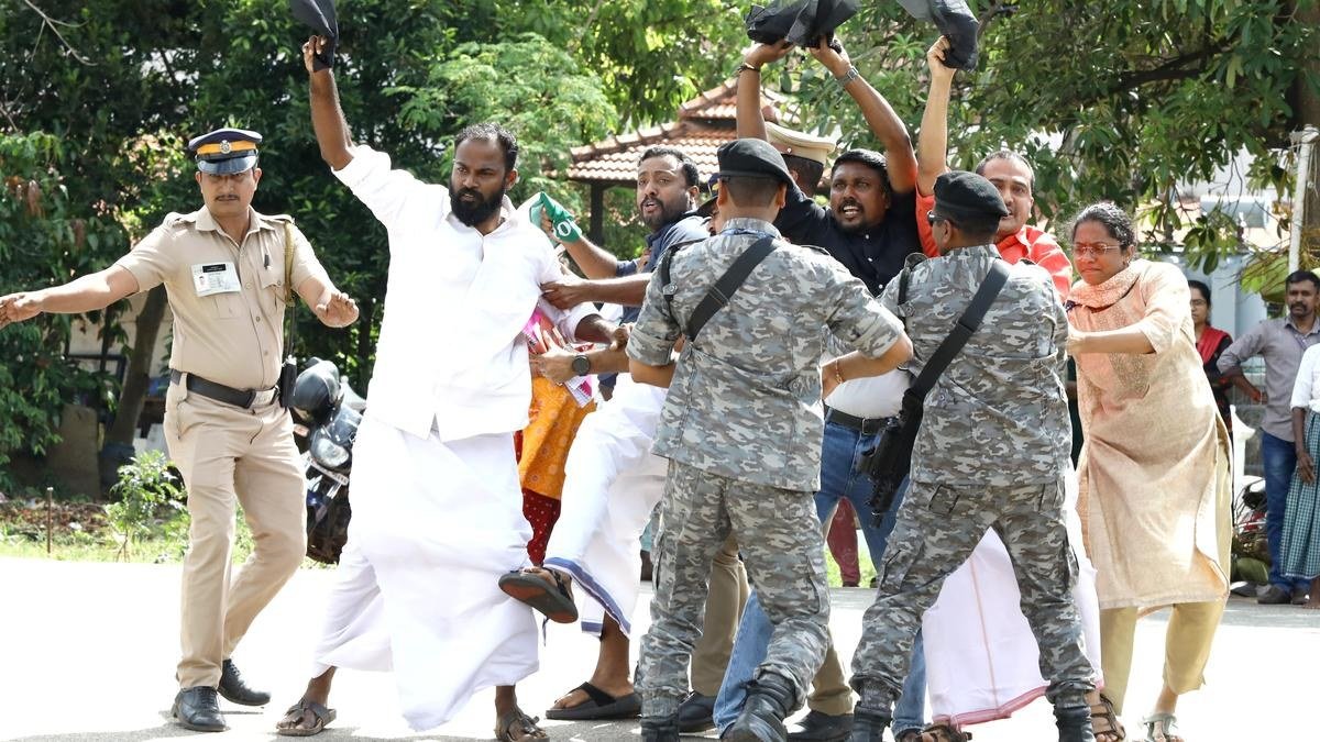 Amit Shah Faces Youth Congress Black‑Flag Protest in Kollam