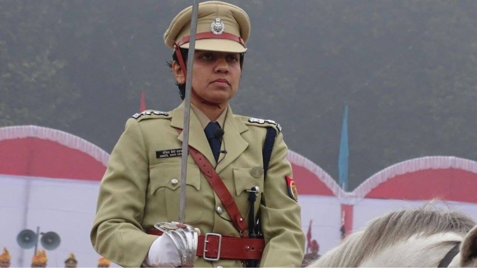 गोलियों के बीच डॉक्टर को बचाया, कौन हैं IPS मंजिल सैनी?