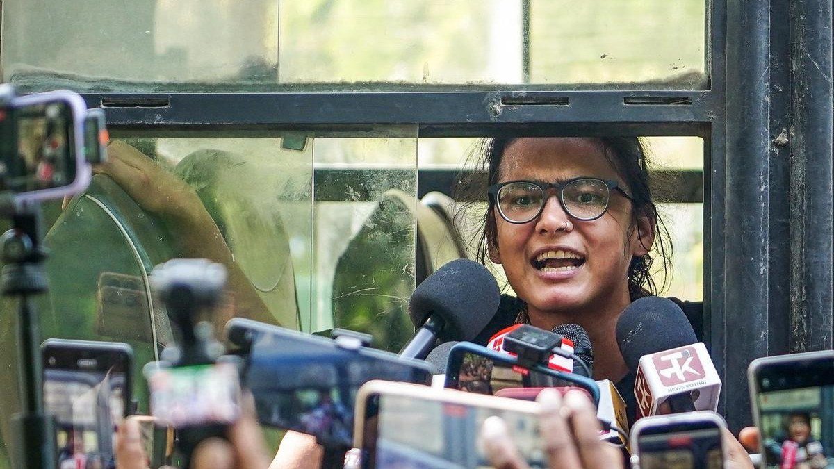 Delhi Protest: AISA President Neha Bora, Prashant Bhushan Among 150 Detained