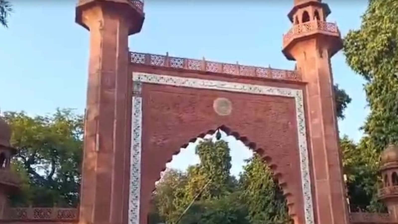 AMU में छात्रसंघ चुनाव को लेकर प्रदर्शन