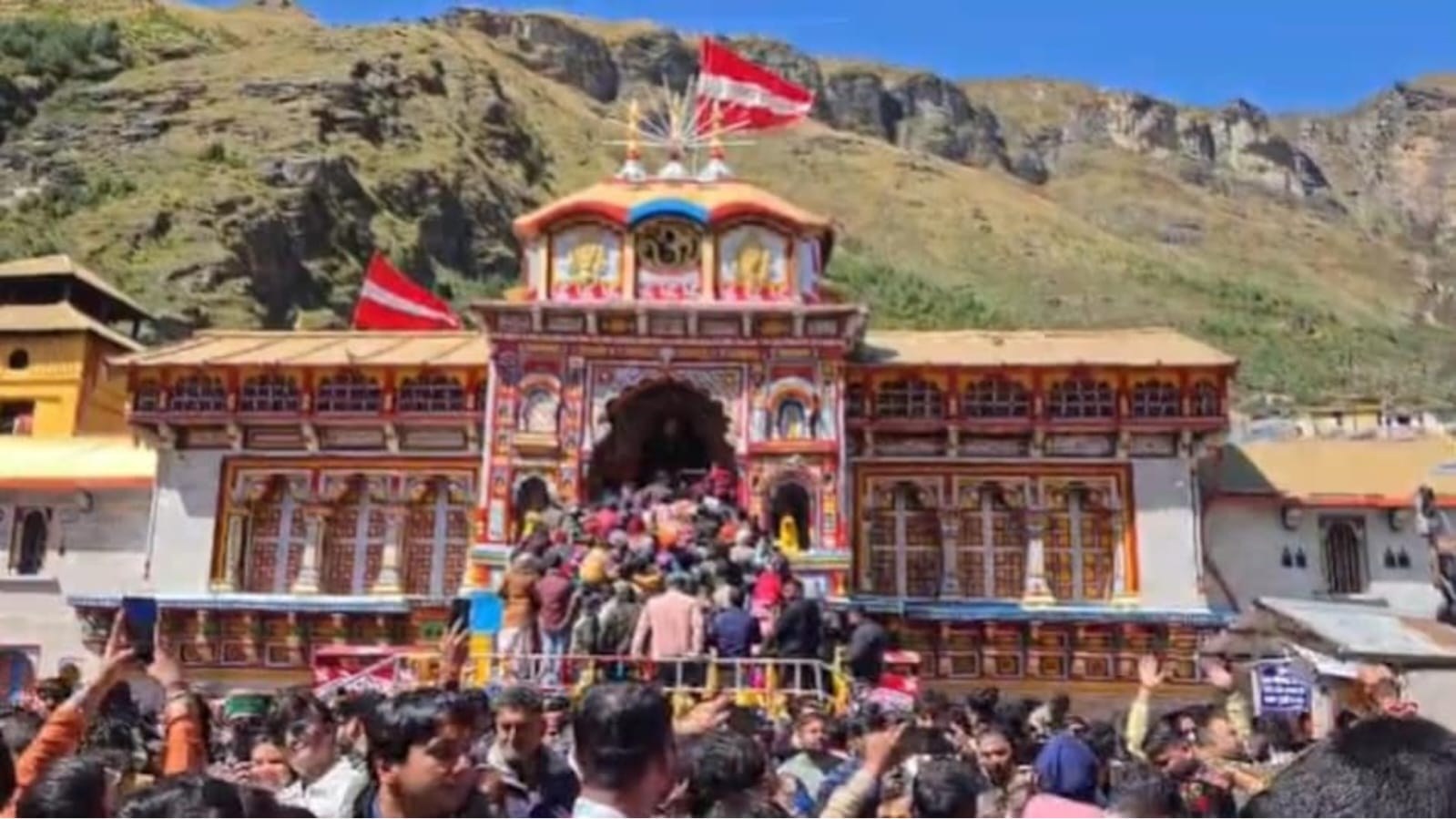 ब्रह्मकपाल में पिंडदान करते श्रद्धालु