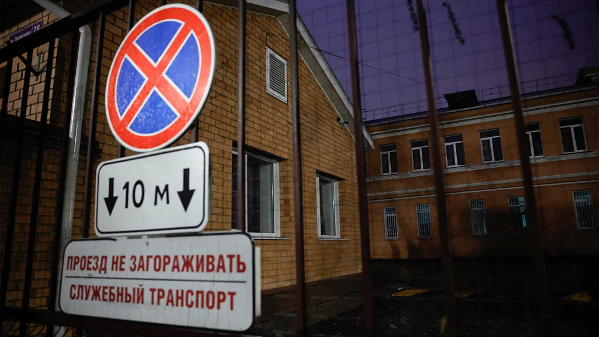 A suspected plague-related death at a Siberian research institute has prompted monitoring and further investigation.