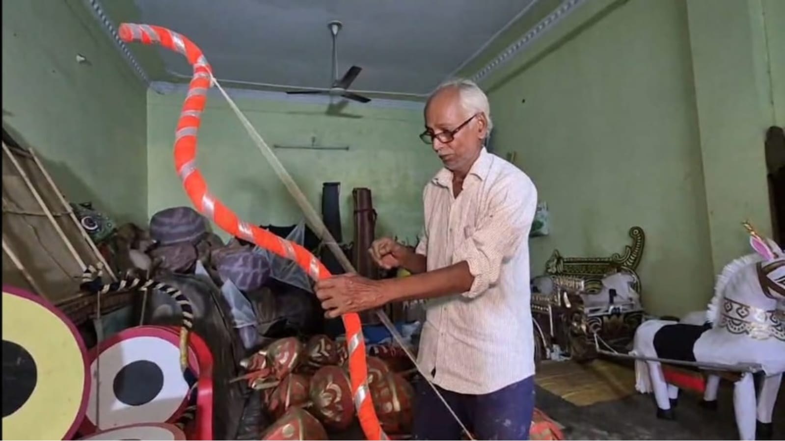 रामलीला के रथ और अस्त्र बनाते निसार अहमद