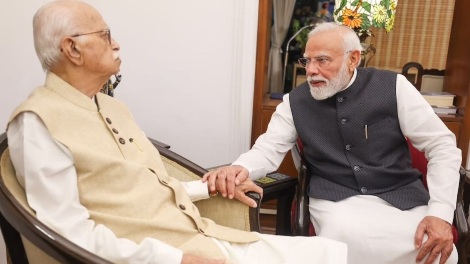 पीएम मोदी ने आडवाणी से लिया आशीर्वाद