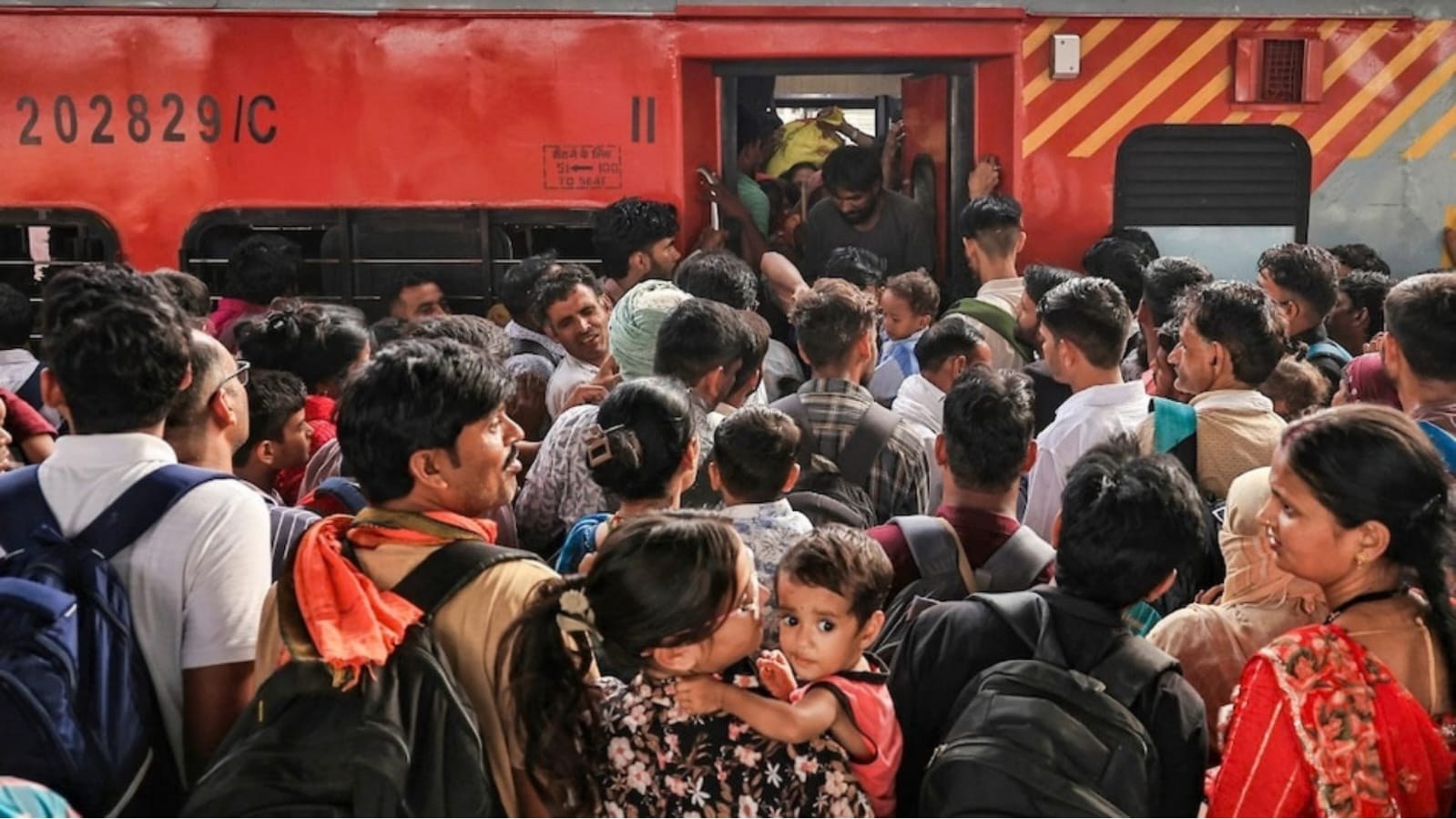 दिल्ली में प्रदर्शन से पहले ट्रेन सेवाएं प्रभावित