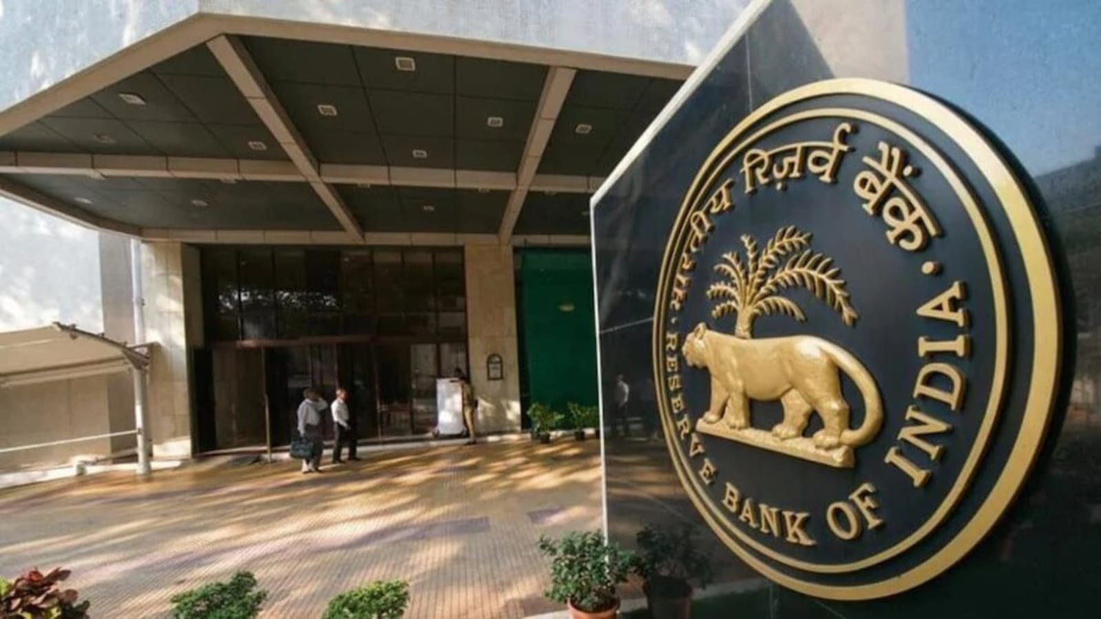 रुपये को सहारा देने के लिए RBI ने उठाए कई बड़े कदम।