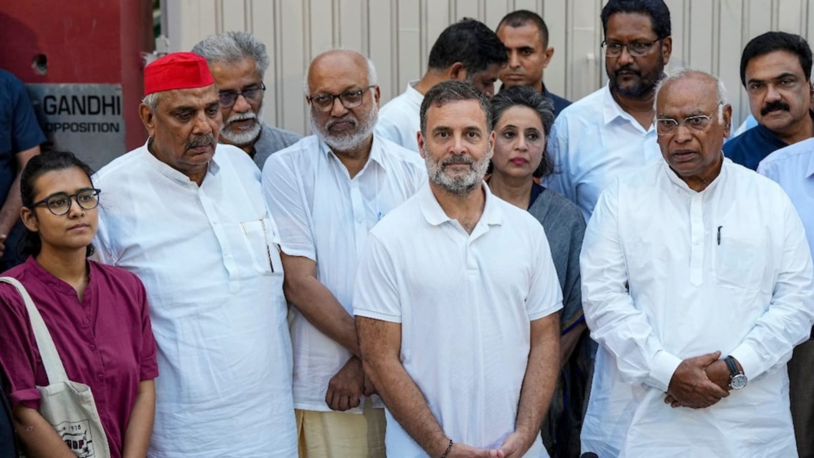 राहुल गांधी के आवास पर INDIA ब्लॉक की हाई टी बैठक।