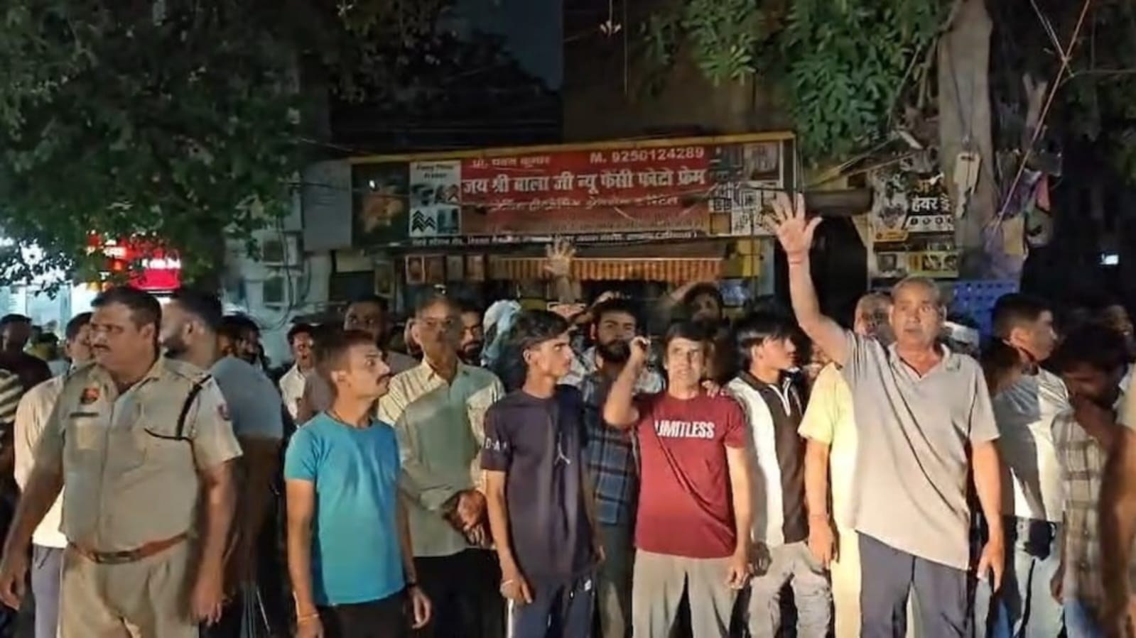 गुरुग्राम में बिजली संकट से लोग परेशान।