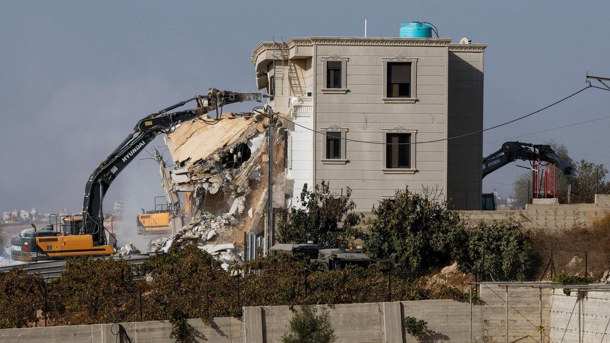 Israeli machinery demolishes a Palestinian house