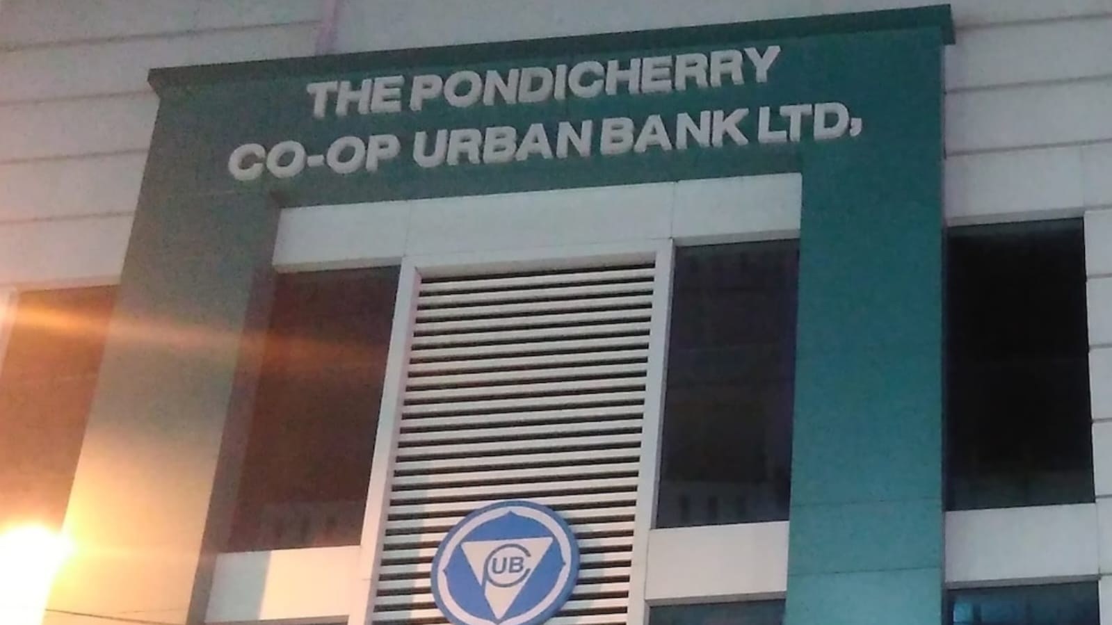 RBI की पाबंदी, ग्राहक निकाल सकेंगे सिर्फ ₹5,000