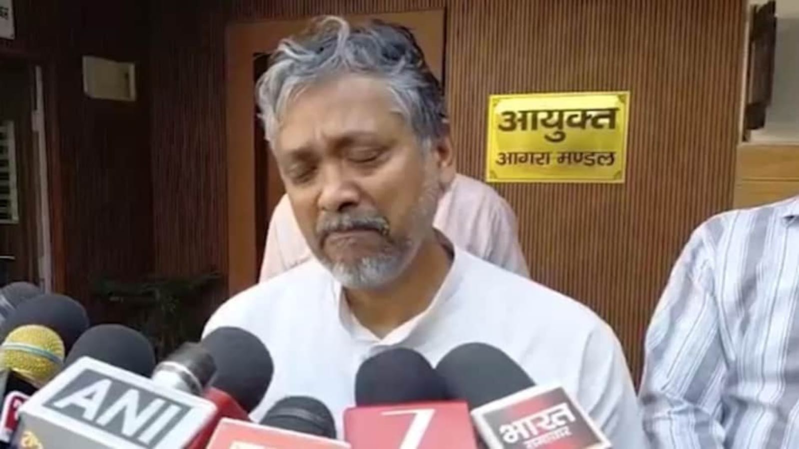 MLC चुनाव में रोए सपा प्रत्याशी, सिस्टम पर उठाए सवाल