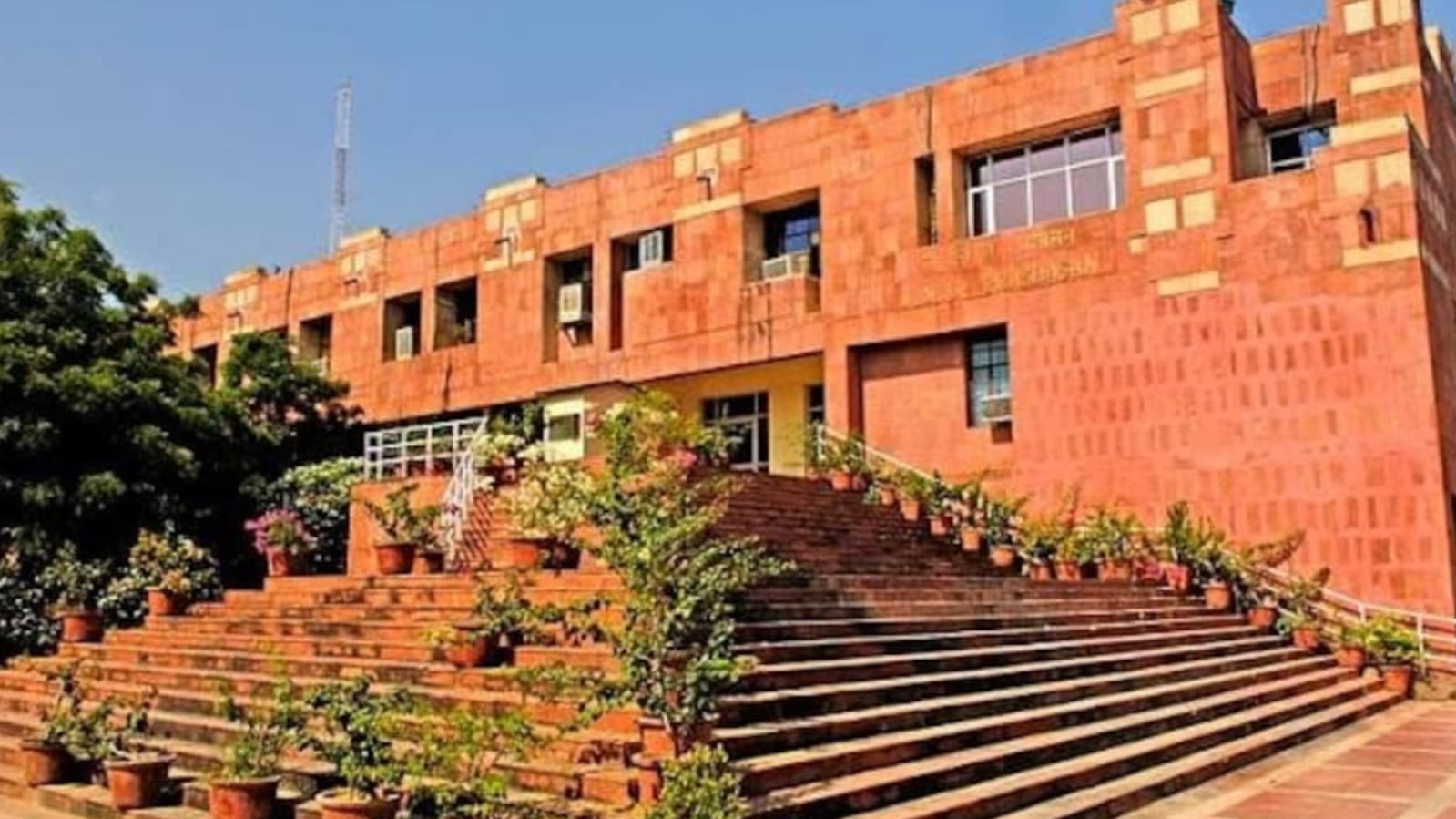 जामिया के बाद JNU में ग्रैफिटी पर विवाद, दीवारों पर नारे