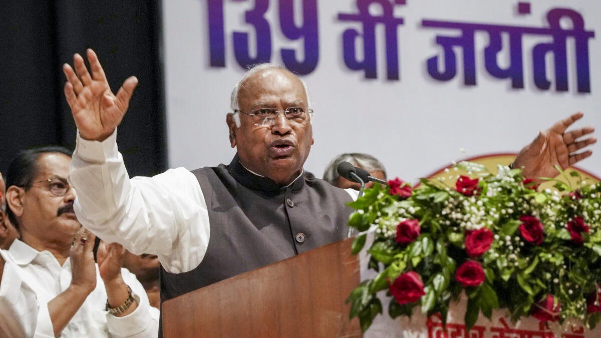 Kharge Accuses Modi Government of Protecting CEC Gyanesh Kumar, Demands Resignation