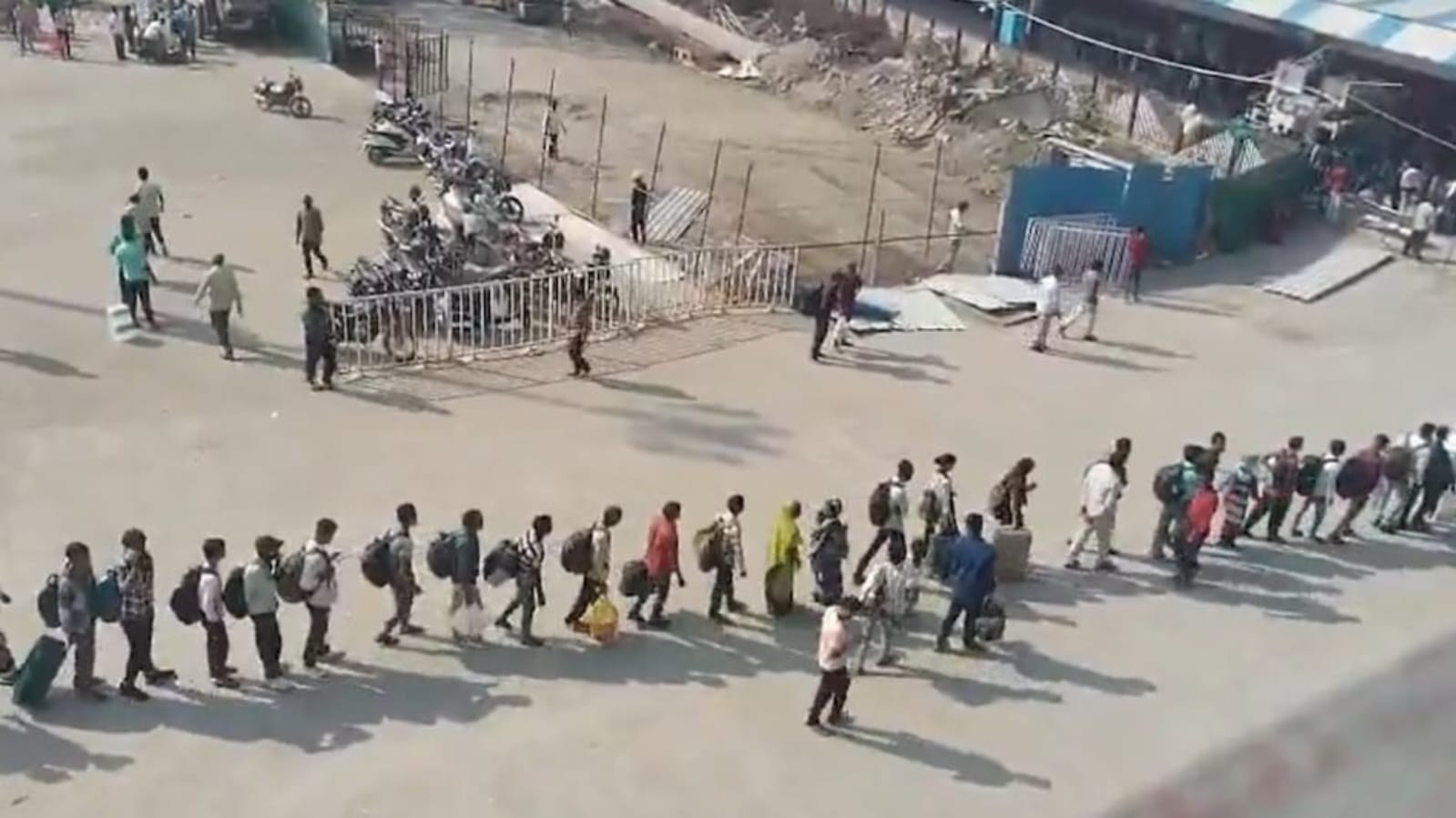 ऊधना-मधुबनी स्पेशल ट्रेन से बिहार लौटते यात्री