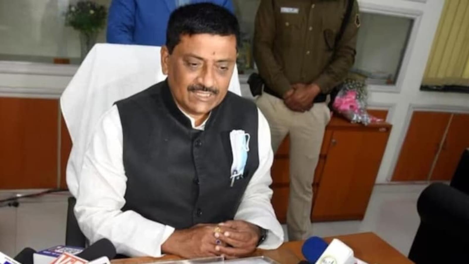 अनंत सिंह के निष्कासन पर बिहार में सियासी चर्चा।