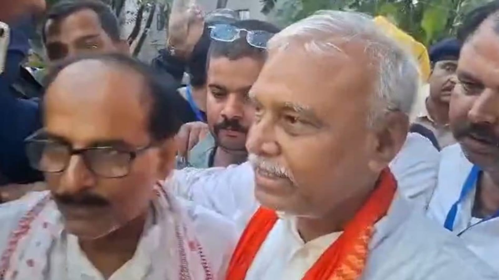 दरभंगा में अनिल झा की जीत, सर्वेश कुमार ने लगाया गले