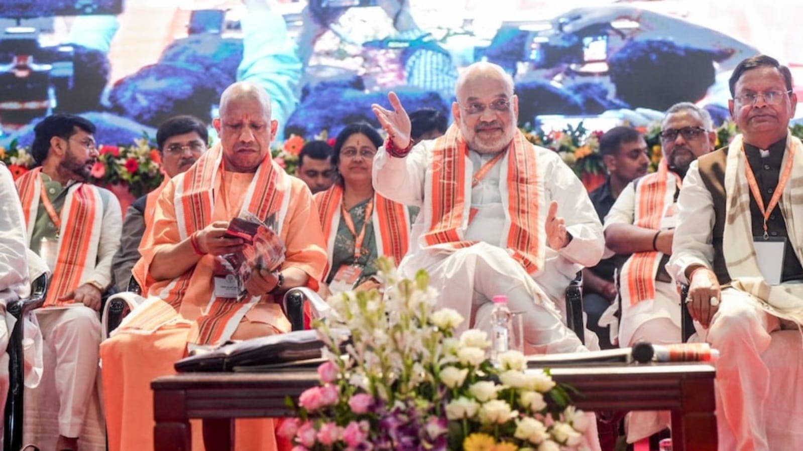 लखनऊ में बीजेपी की बैठक के दौरान अमित शाह ने 2027 चुनाव का लक्ष्य रखा।